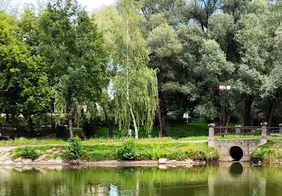 Park Miejski im. marsz. Józefa Piłsudskiego затишний парк з зонами відпочинку для всієї родини